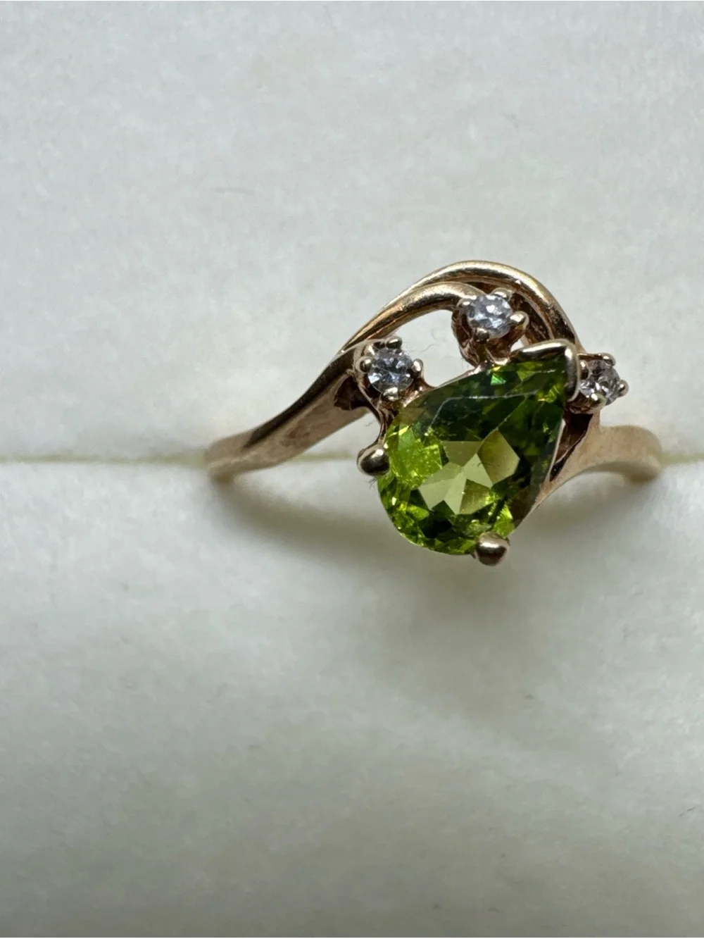 Vintage 10K Gold Pear Cut Green Peridot Accent Diamond Ring Size 6.25 1.9g